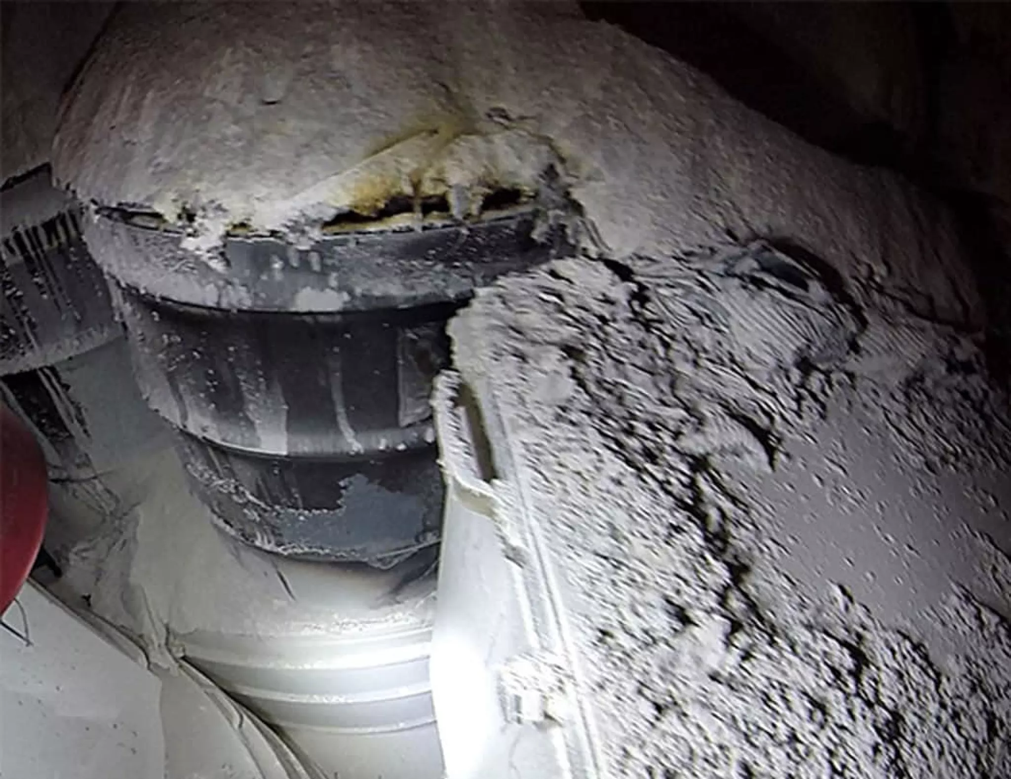 Photo d'un fût endommagé de déchets radioactifs à l'intérieur de WIPP, Nouveau-Mexique, USA. La photo a été prise le 2014-05-15 au cours d'enquêtes sur la cause de la contamination radioactive. Credit US Department of Energy